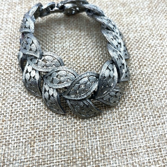 Silver Articulated Leaf Pattern Bracelet Signed Judy Lee fold over clasp closure - Picture 4 of 12